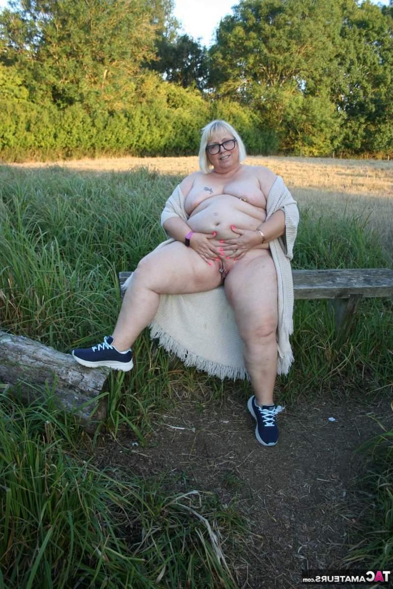 16P A britânica obesa Lexie Cummings brinca com seu pedaço no campo