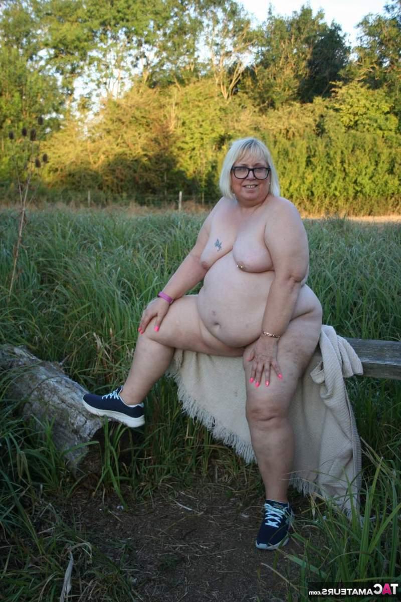 16P A britânica obesa Lexie Cummings brinca com seu pedaço no campo