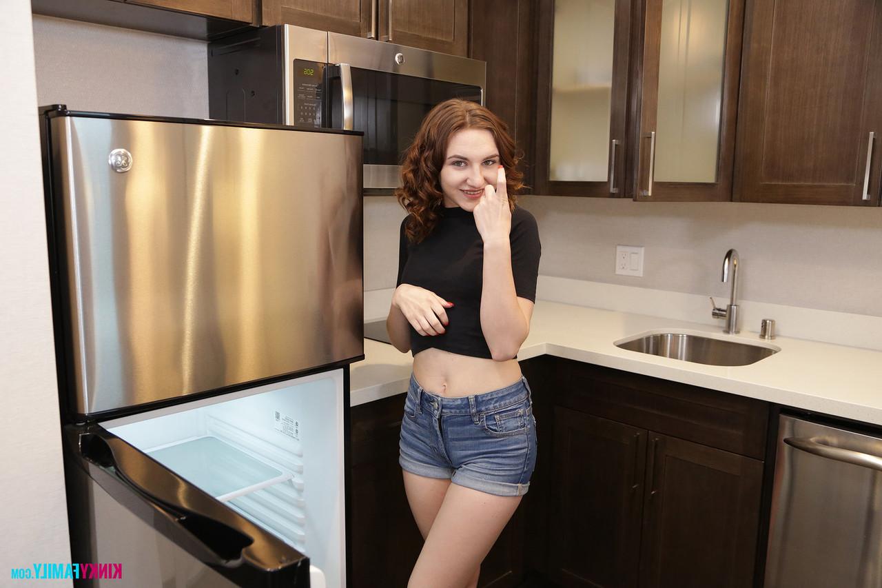 15P La joven de piel clara y pelo rojo Kelsey Kage lleva esperma en la cara después de follar