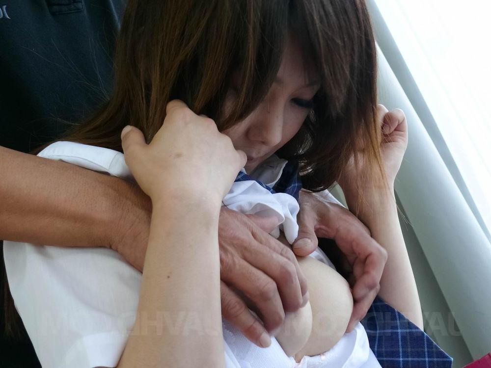 15P A estudante japonesa Miku Airi se masturba antes de fazer um boquete