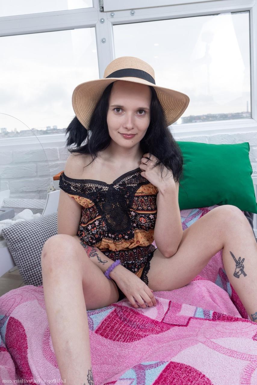 20P Sexy brünette Amateurstreifen & spielt mit ihrer haarigen Muschi beim Lesen eines Buches