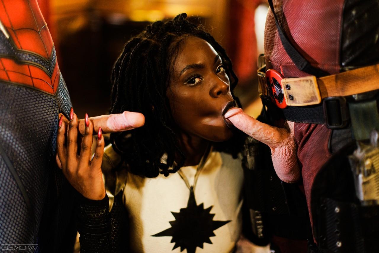 15P La nana noire Ana Foxxx se fait rôtir à la broche par deux super-héros.