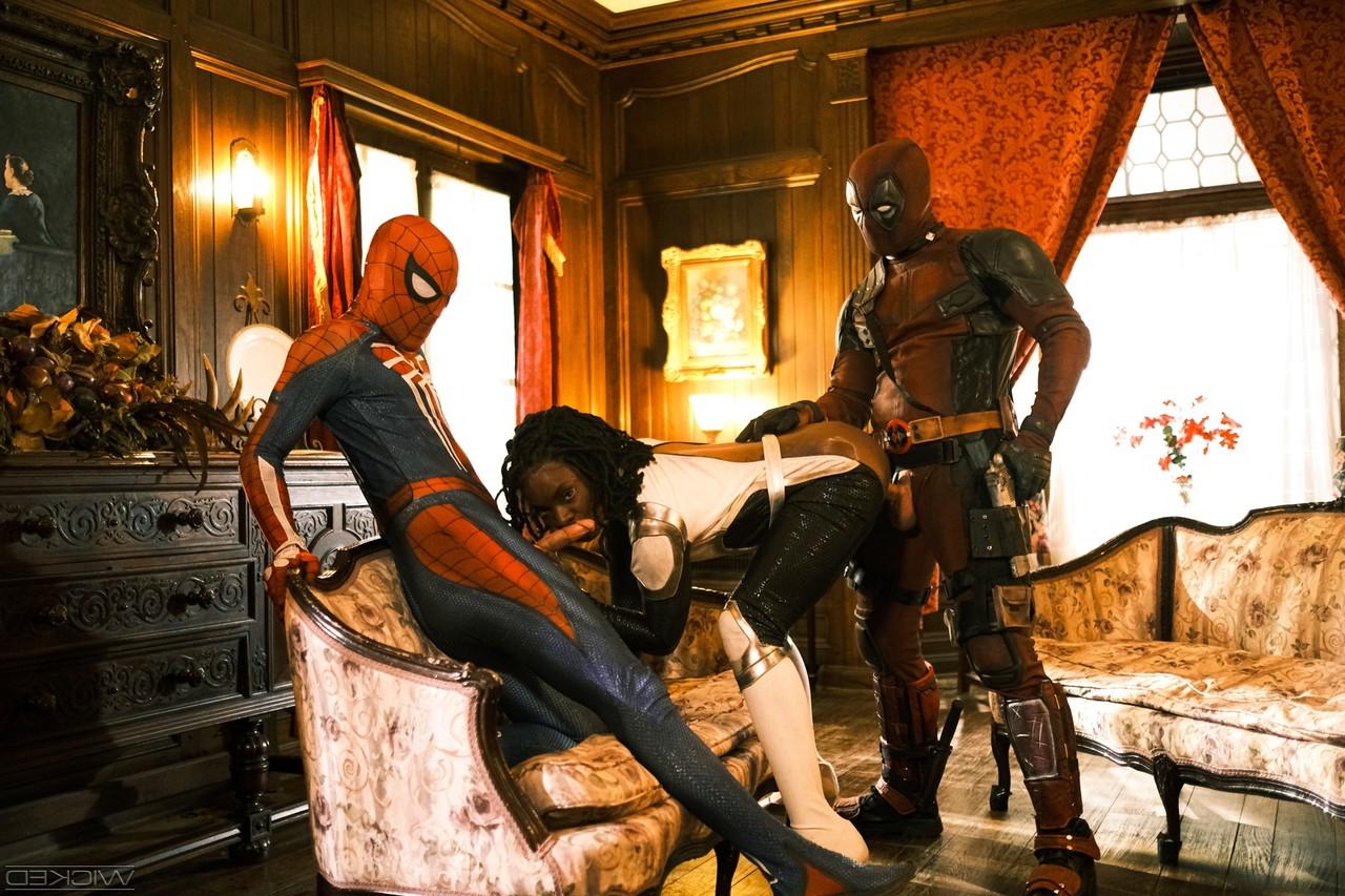 15P La nana noire Ana Foxxx se fait rôtir à la broche par deux super-héros.
