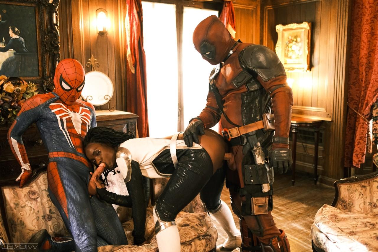 15P La nana noire Ana Foxxx se fait rôtir à la broche par deux super-héros.