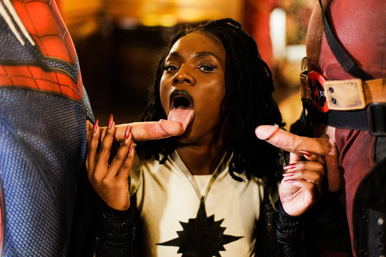 15P La nana noire Ana Foxxx se fait rôtir à la broche par deux super-héros.