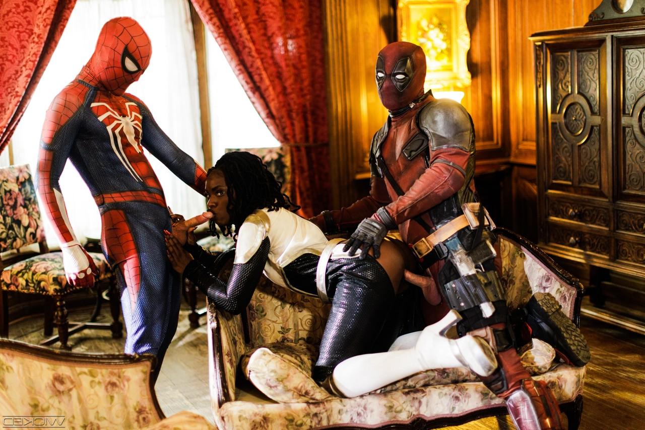 15P La nana noire Ana Foxxx se fait rôtir à la broche par deux super-héros.