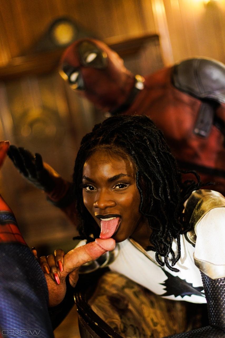 15P La nana noire Ana Foxxx se fait rôtir à la broche par deux super-héros.