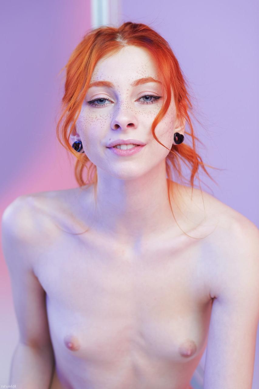 20P Das glamouröse rothaarige Teenie-Babe Carolina Sun posiert nackt vor dem Spiegel