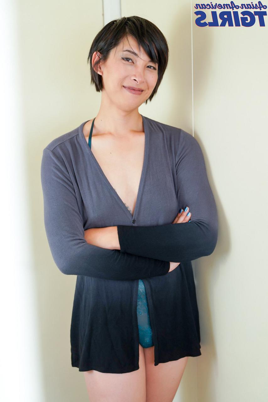 16P A travesti asiática de cabelos curtos Natalie Chen revela sua bunda grande e toca seu pau