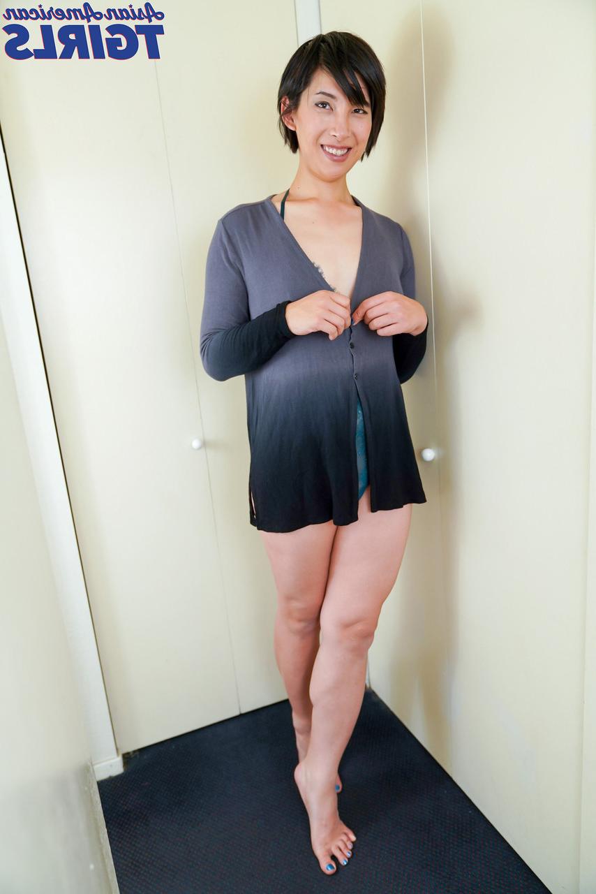 16P A travesti asiática de cabelos curtos Natalie Chen revela sua bunda grande e toca seu pau