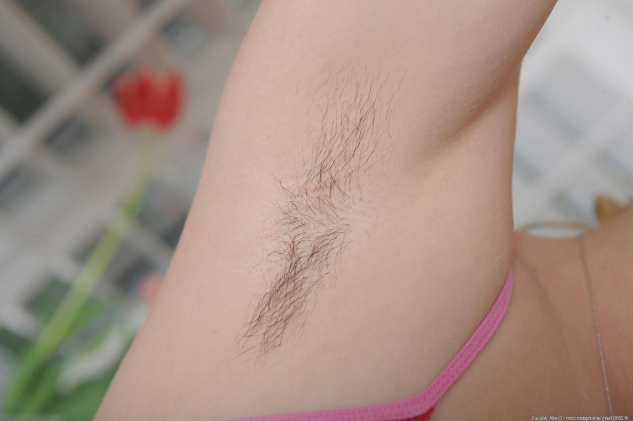 20P La sexy morena Lynn Pleasant muestra de cerca su atractivo coño peludo