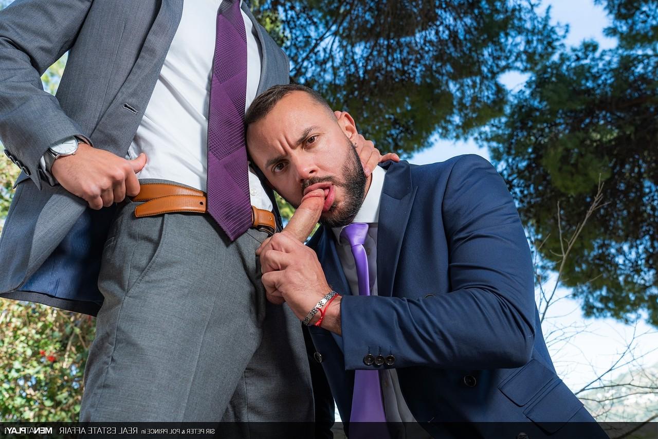 20P Los guapos gays ricos Pol Prince y Sir Peter se divierten anal al aire libre
