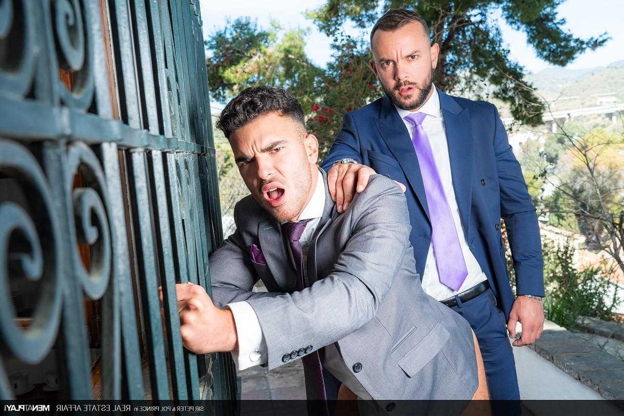 20P Los guapos gays ricos Pol Prince y Sir Peter se divierten anal al aire libre