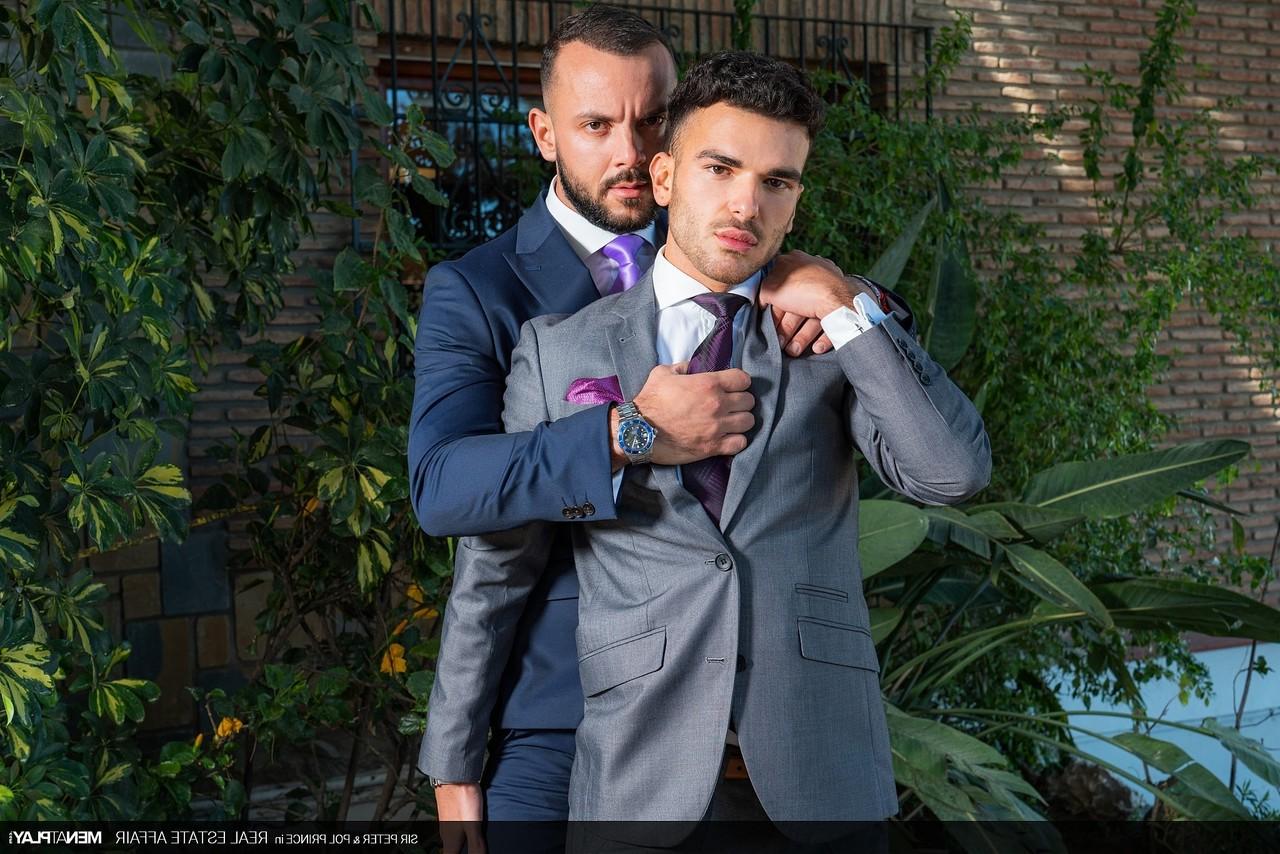 20P Los guapos gays ricos Pol Prince y Sir Peter se divierten anal al aire libre