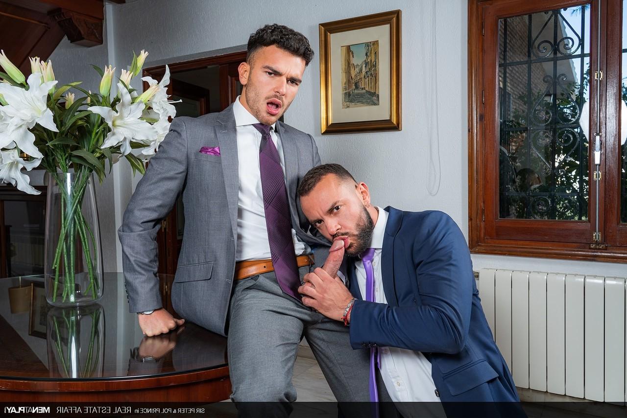 20P Los guapos gays ricos Pol Prince y Sir Peter se divierten anal al aire libre