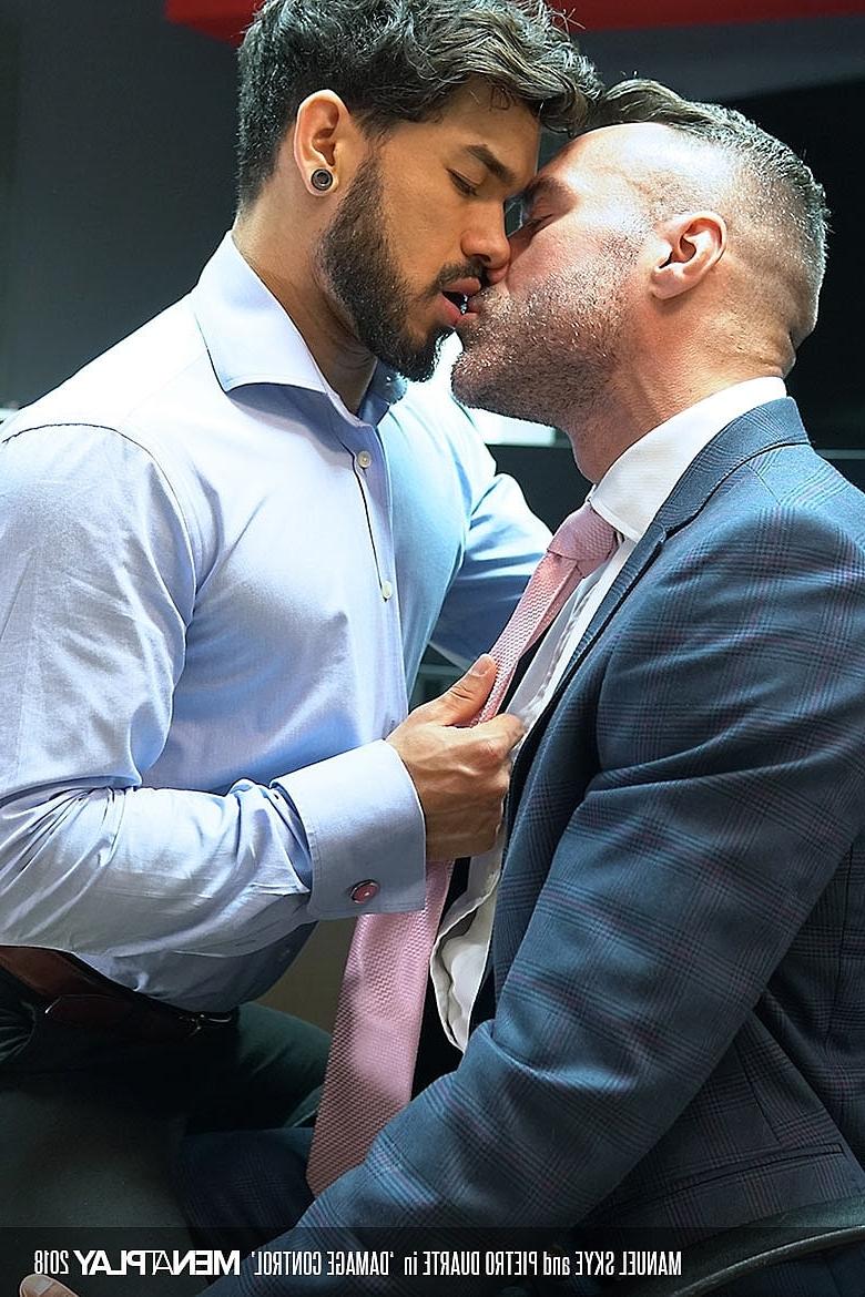 20P Muscular gay men Pietro Duarte & Manuel Skye have doggystyle anal sex