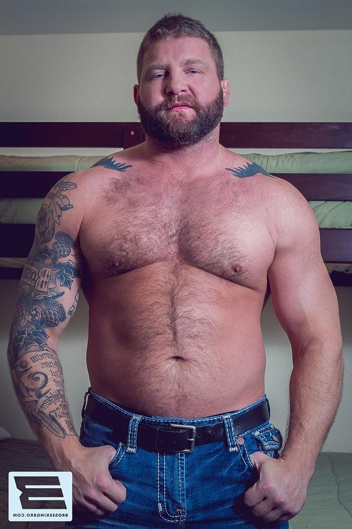 20P Un bodybuilder gay aime le sexe anal hardcore avec un minet chaud après avoir pris la tête