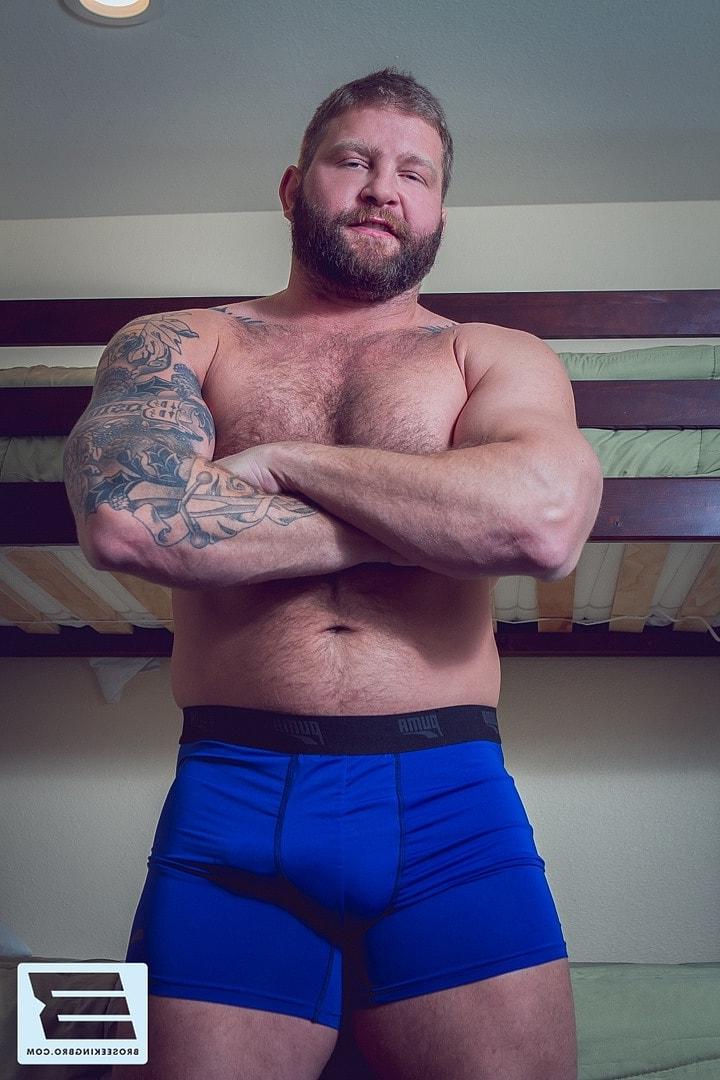 20P Un bodybuilder gay aime le sexe anal hardcore avec un minet chaud après avoir pris la tête