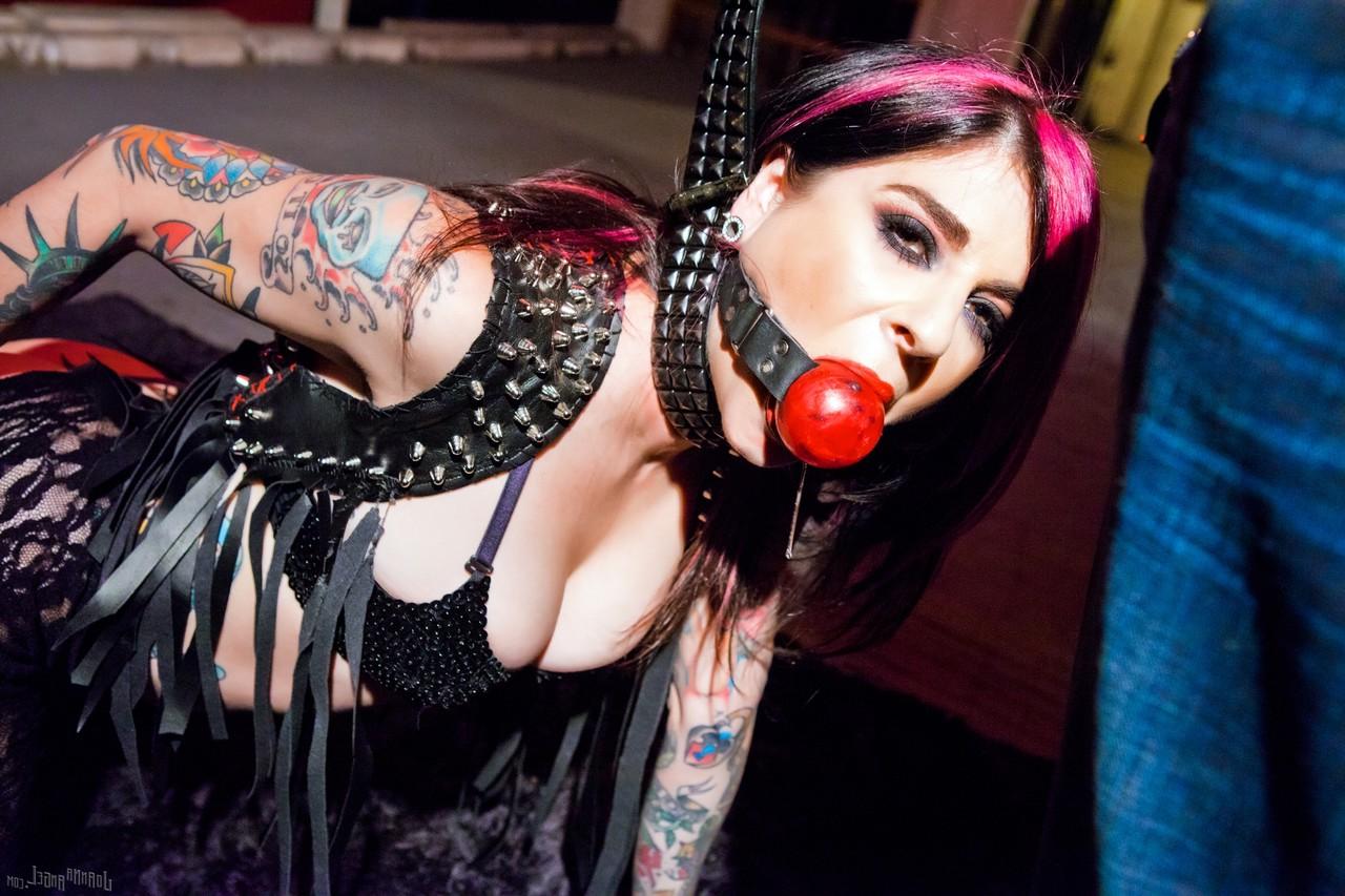 15P A garota tatuada Joanna Angel vai de buceta à boca durante sexo violento