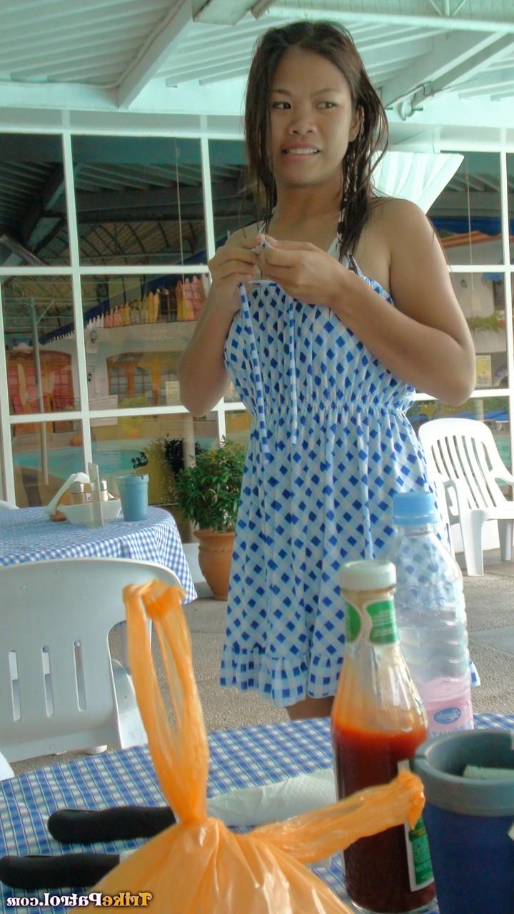 20P L'asiatique Anne Agustin et son amie lesbienne se déshabillent et posent sur un lit.