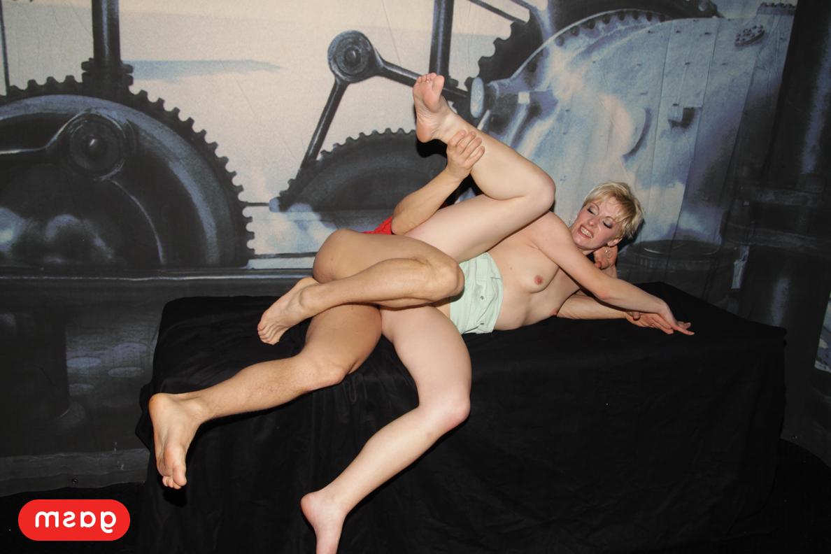 15P Die blonde Amateurin Jil Thomson bekommt bei einem wilden Büro-Quickie einen Doggystyle-Ritt