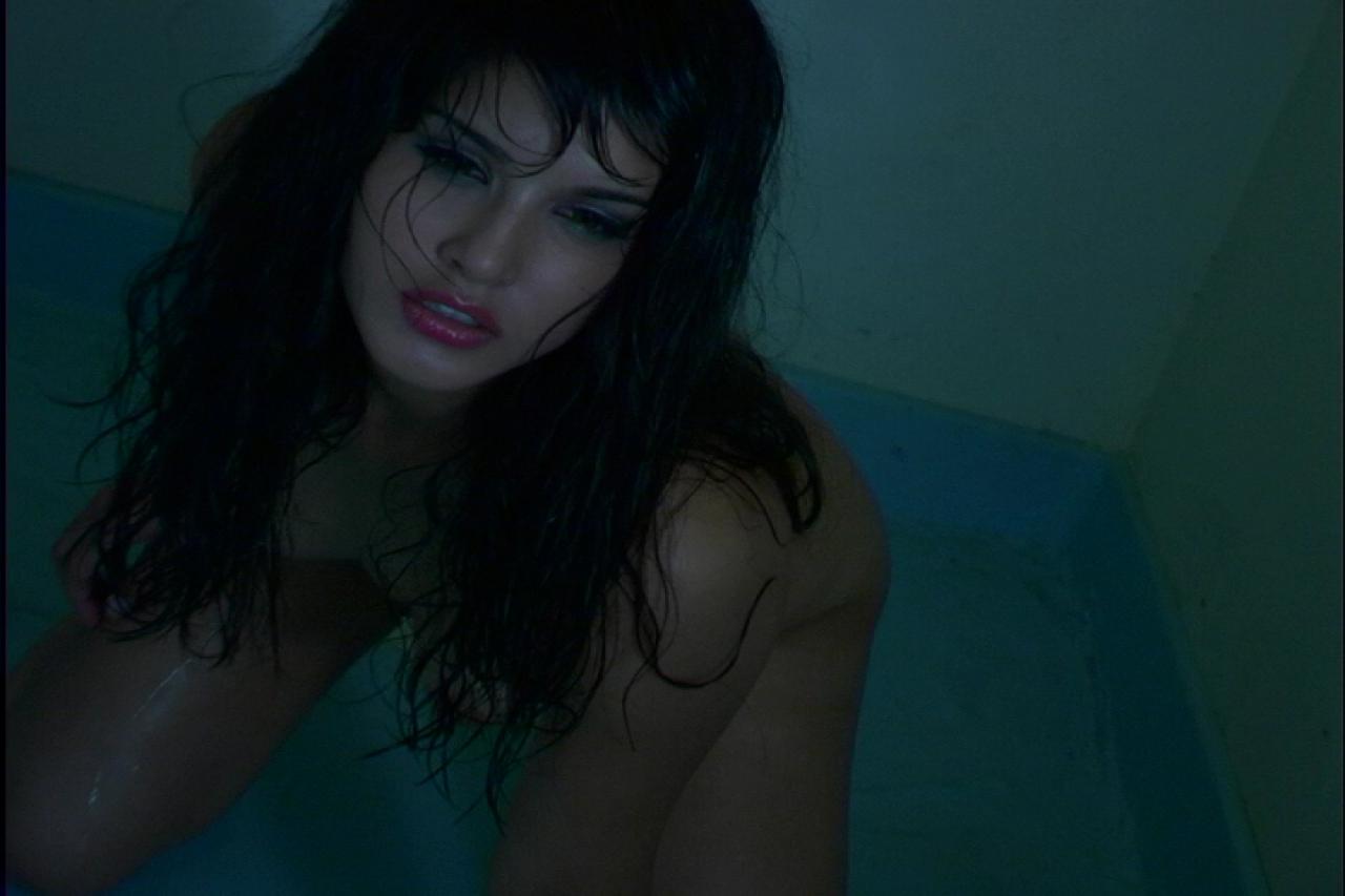 20P A pornstar indiana excitada Sunny Leone tomando banho e posando nua