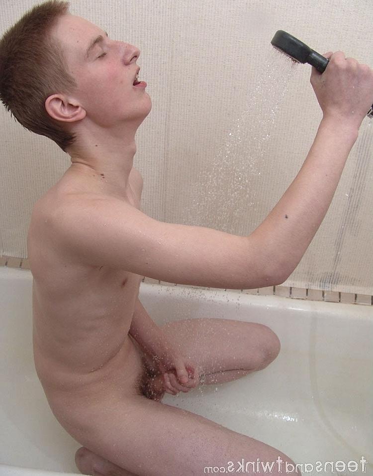 20P El jovencito rubio cachondo Foxxx se lava y se masturba en la bañera