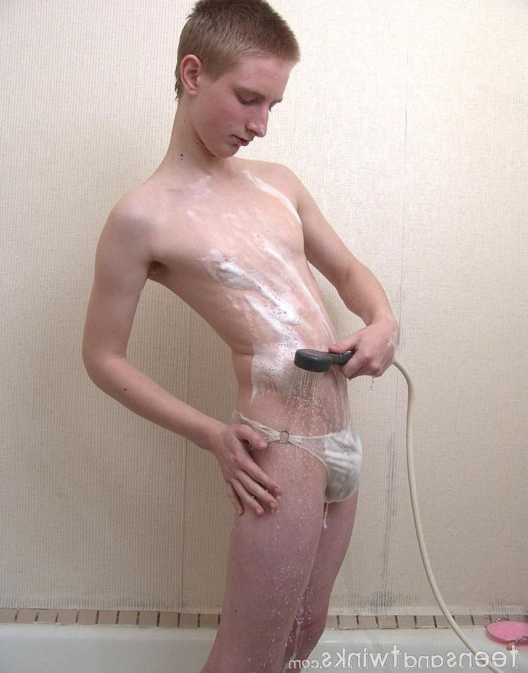 20P El jovencito rubio cachondo Foxxx se lava y se masturba en la bañera