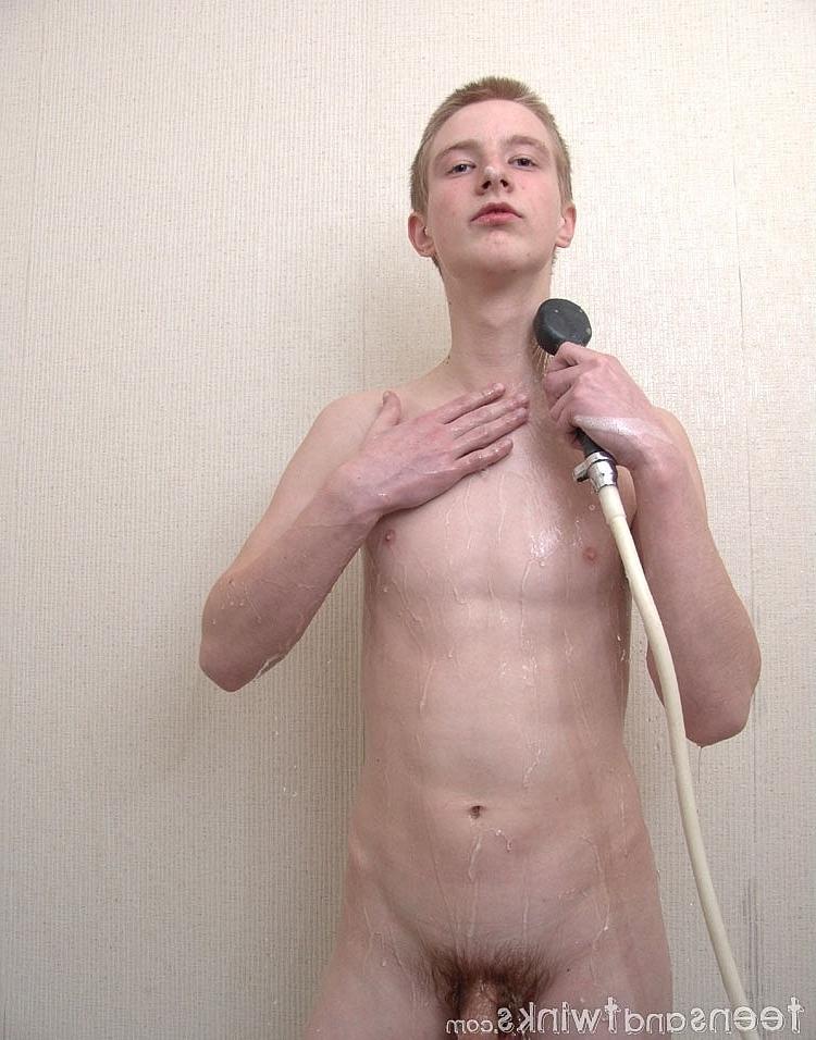 20P El jovencito rubio cachondo Foxxx se lava y se masturba en la bañera