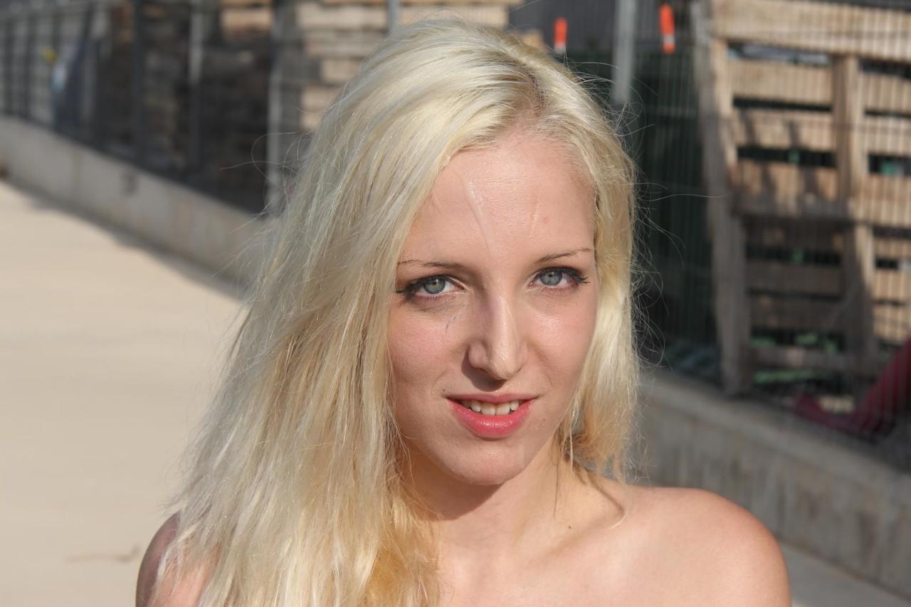 19P Une jolie salope blonde espagnole chevauche une bite nue et suce en extérieur