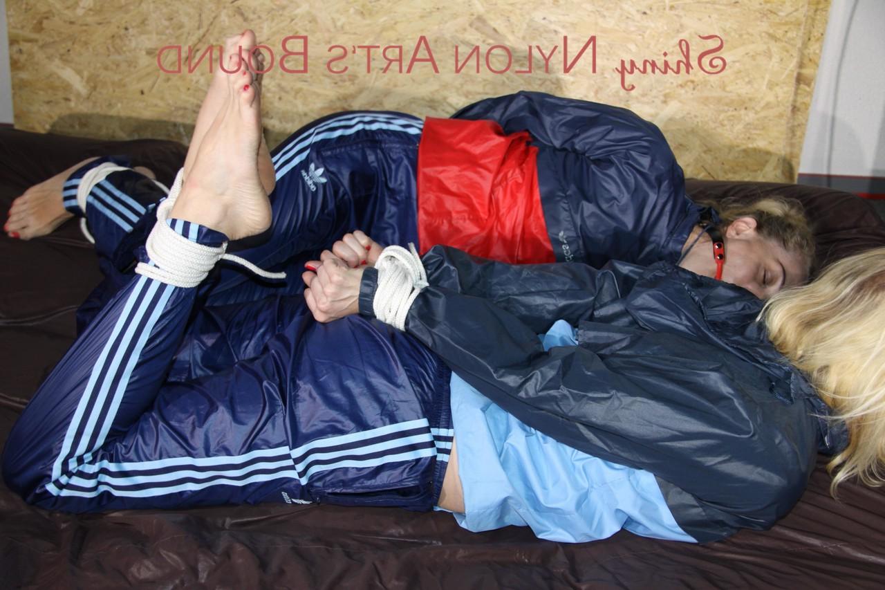 16P 金髪のひよこは猿ぐつわをされ、ナイロン製の服を着て縛られたままにされる