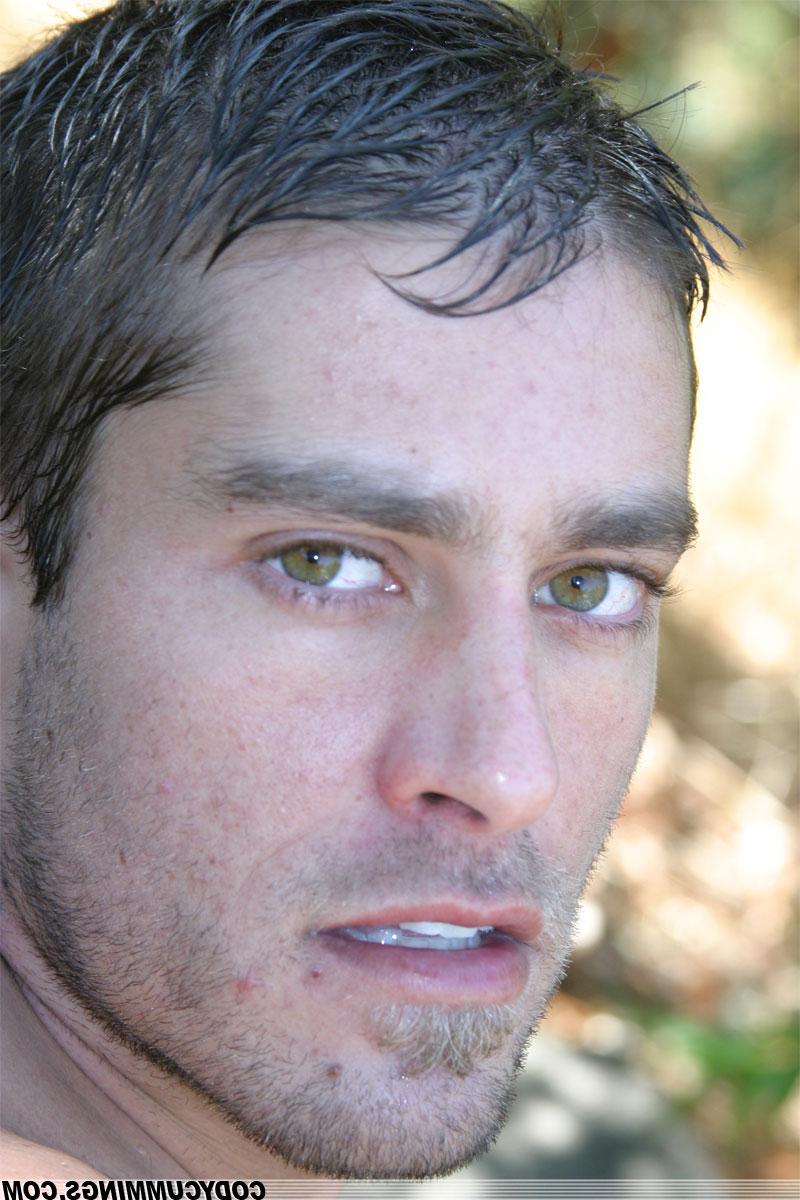 20P El jovencito moreno sexy Cody Cummings se lava el cuerpo caliente y se masturba al aire libre