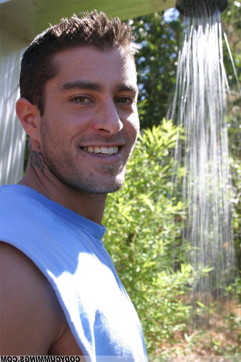 20P El jovencito moreno sexy Cody Cummings se lava el cuerpo caliente y se masturba al aire libre