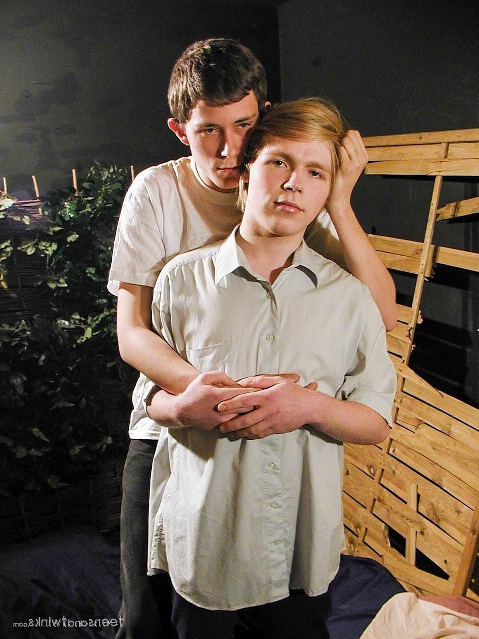 20P Twinks Miki e Oliver se beijam antes de se despir e fazer sexo oral