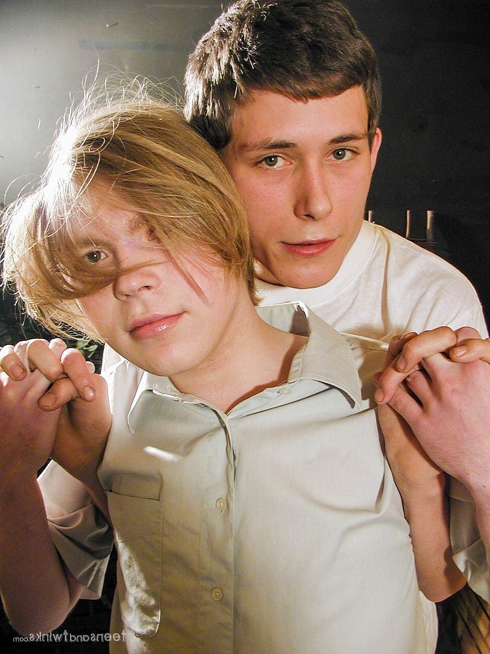 20P Twinks Miki e Oliver se beijam antes de se despir e fazer sexo oral