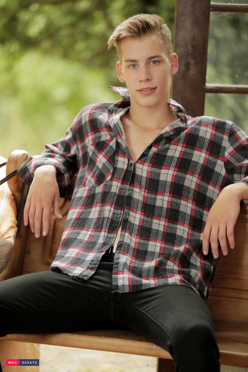 15P Les garçons gays Martin Rivers et Adam Cartney se font sodomiser en extérieur