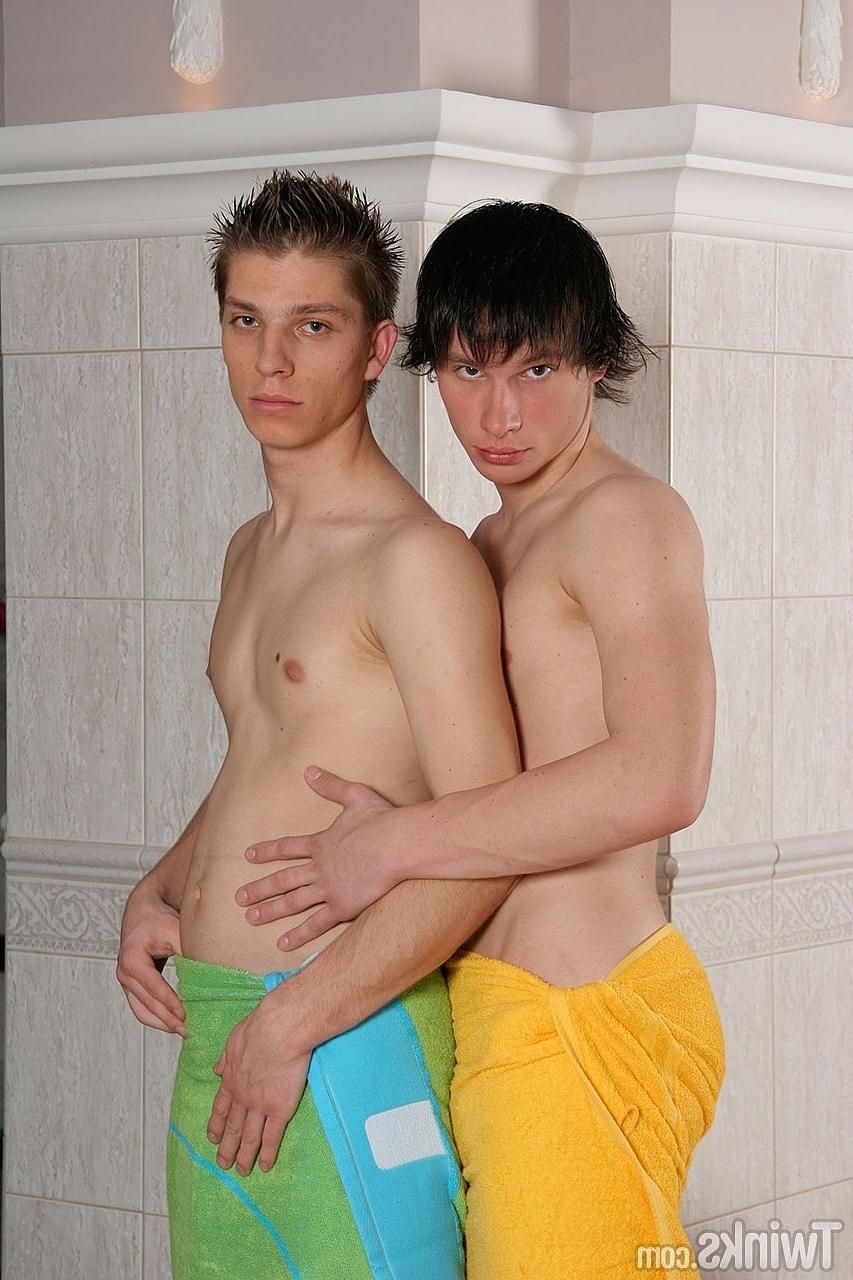 20P Cute twinks blow each other's dicks and enjoy gay sex by the pool