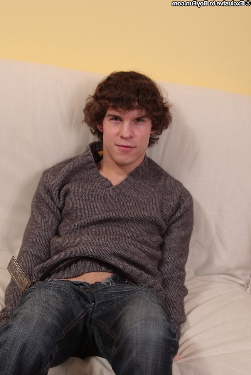 20P Cute curly-haired gay Ronin shows his slim figure and gets his dick hard