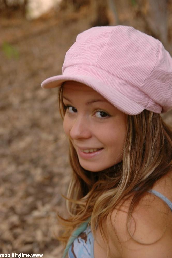 15P Adorável jovem mostra a língua enquanto faz topless em uma floresta