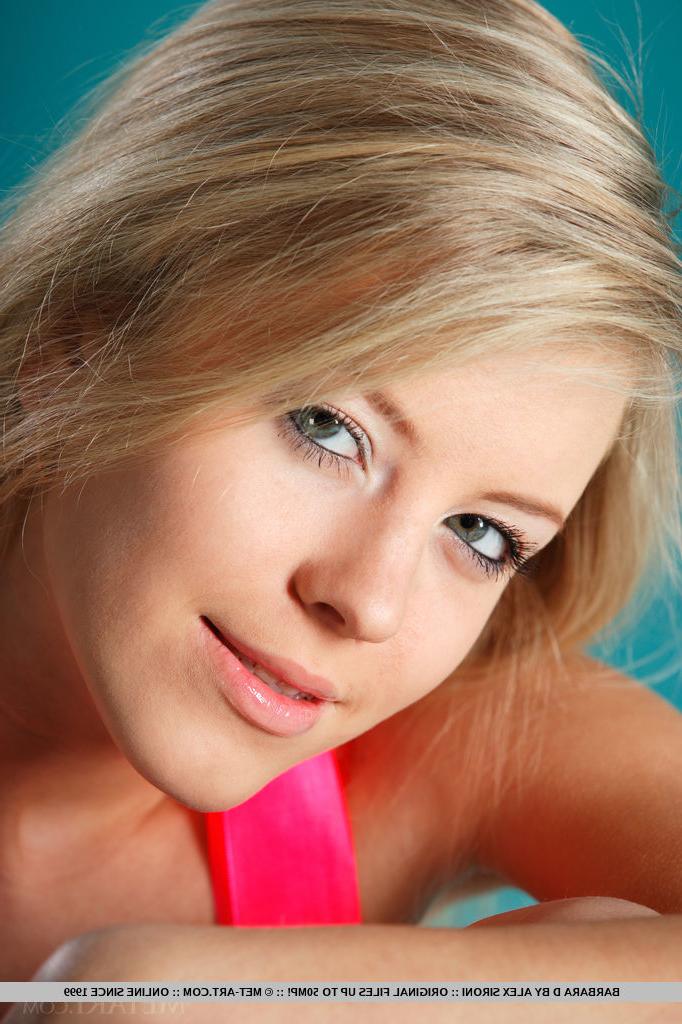 18P La jeune blonde Barbara D s'enroule dans un ruban rose lors d'un concert totalement nu.