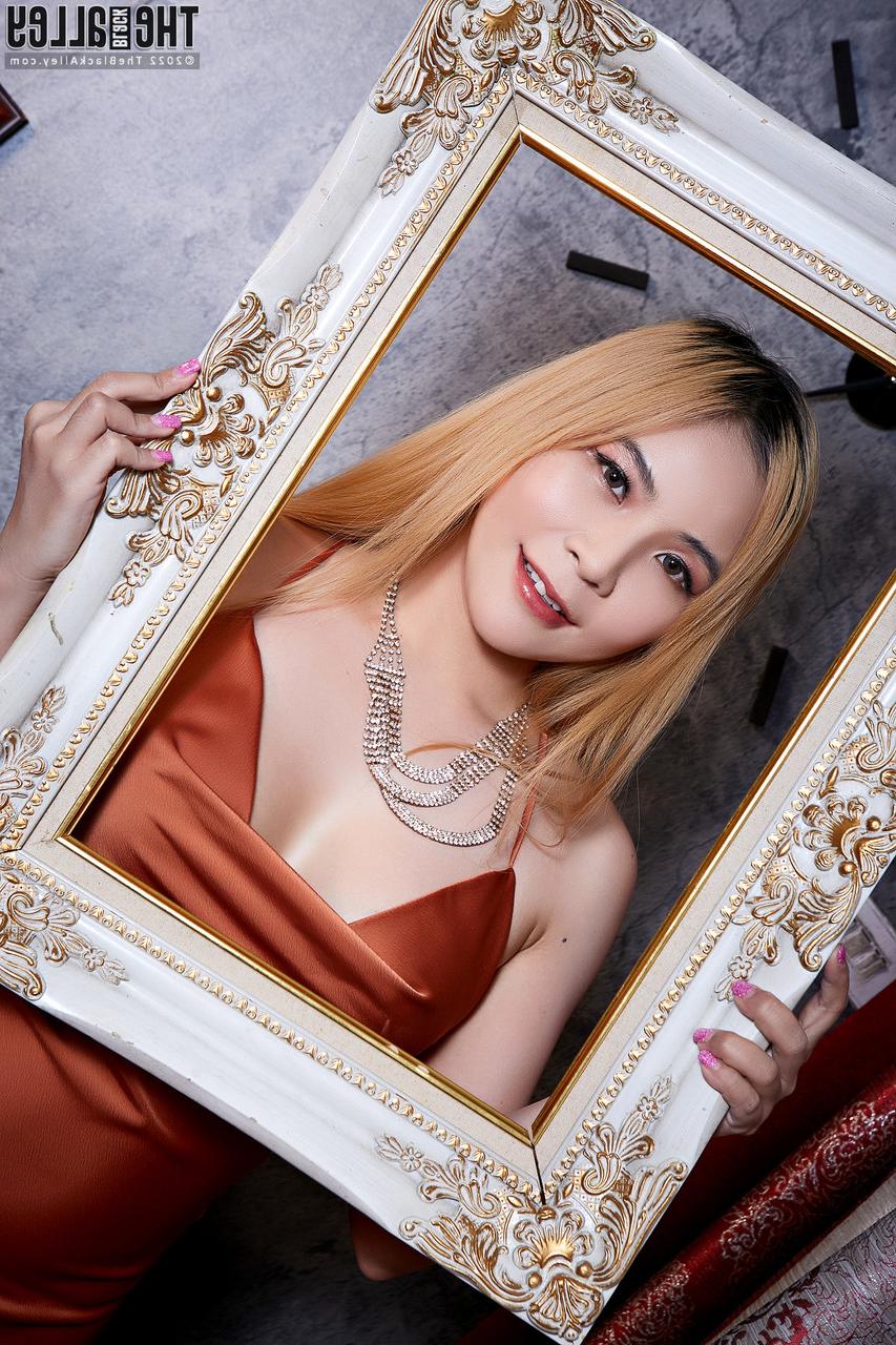 16P La pelirroja asiática kayla muestra sus firmes tetas antes de abrir los labios de su coño