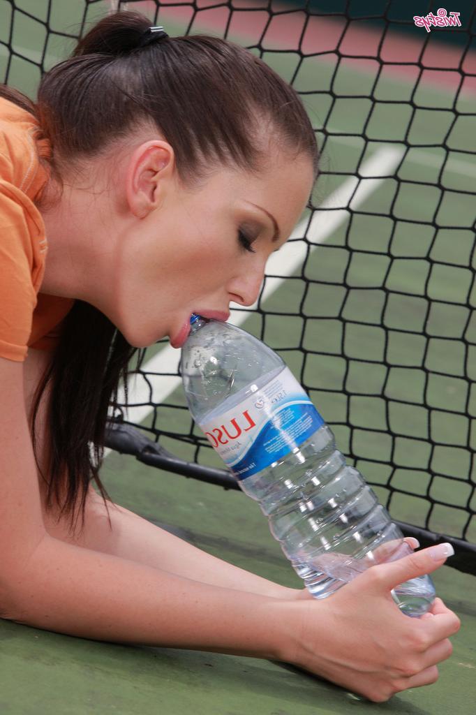 16P La MILF deportista Sandra Shine se desnuda mientras juega al tenis y se masturba