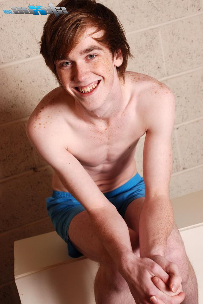20P Garotos gays magros Kai Alexander e Tom Nutt fazem sexo anal estilo cachorrinho