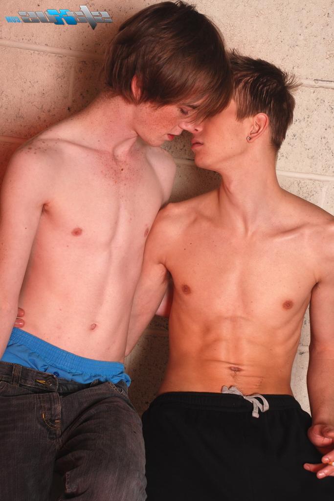 20P Garotos gays magros Kai Alexander e Tom Nutt fazem sexo anal estilo cachorrinho