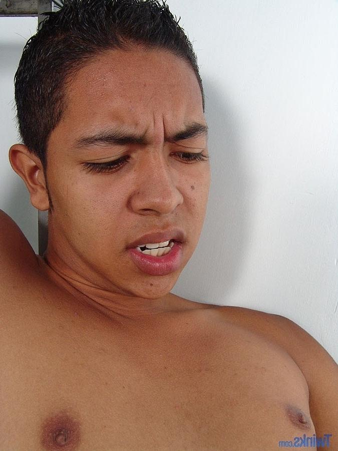 20P O gay Adolfo B fica nu e sacode o pau grande até gozar
