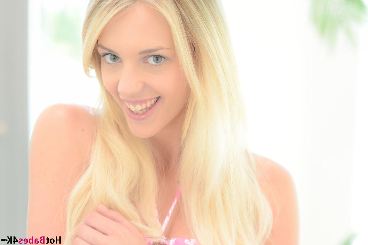 20P La petite Blake Eden plonge un doigt dans sa chatte rasée après un strip-tease sexy.
