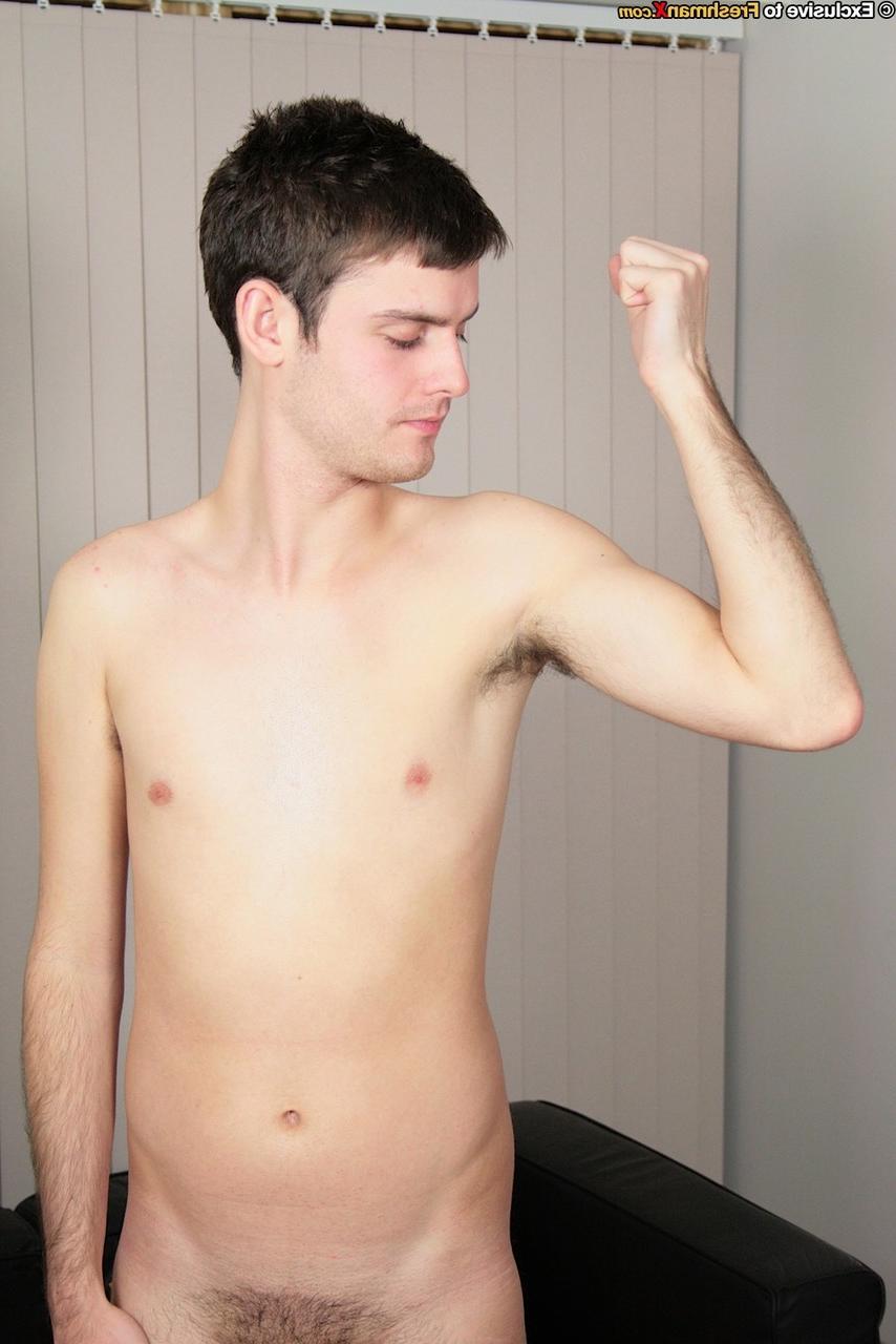 20P O gostoso gay de cabelos escuros Jason Potente toma banho depois de se masturbar