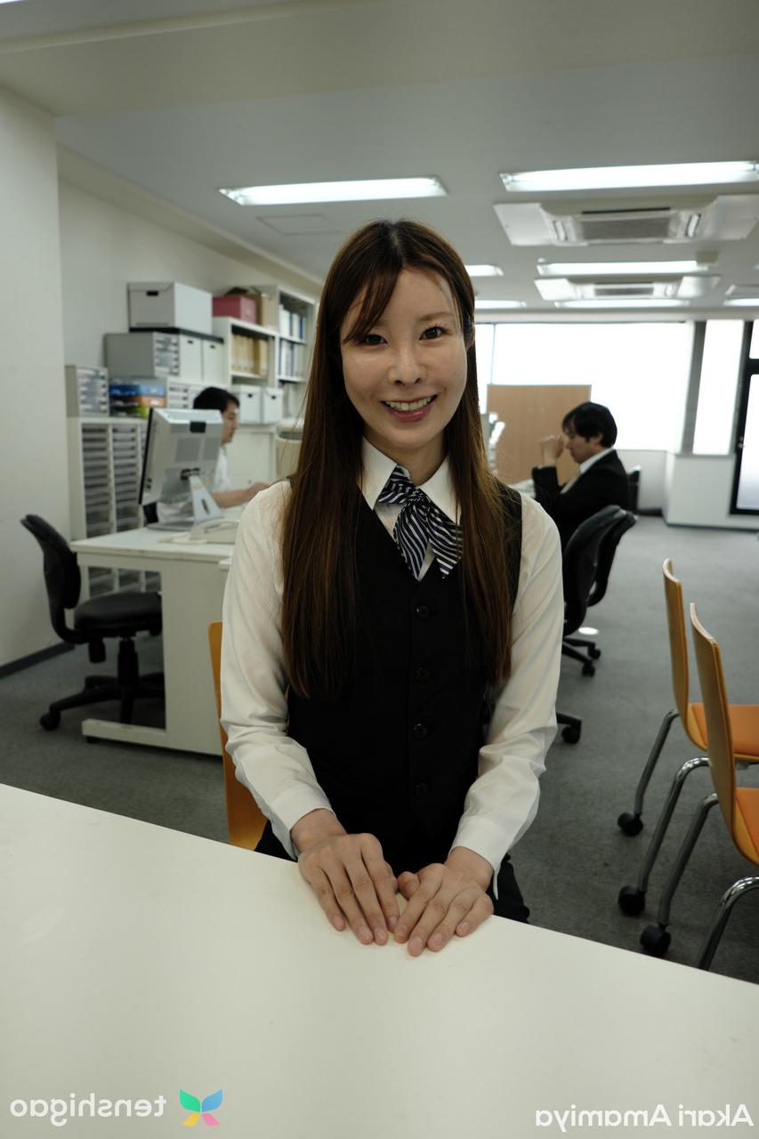 20P A adolescente japonesa Akari Amamiya se ajoelha e chupa um pau antes do sexo no escritório
