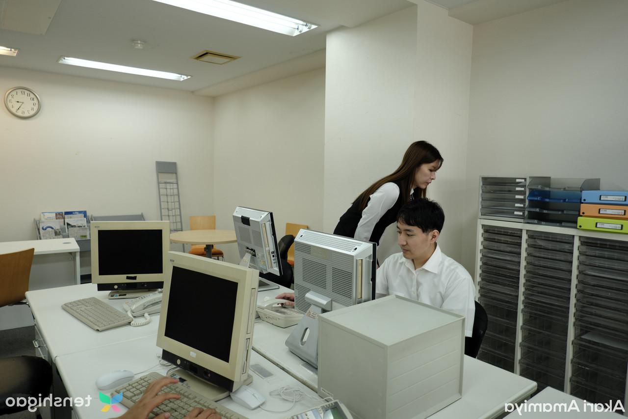 20P A adolescente japonesa Akari Amamiya se ajoelha e chupa um pau antes do sexo no escritório