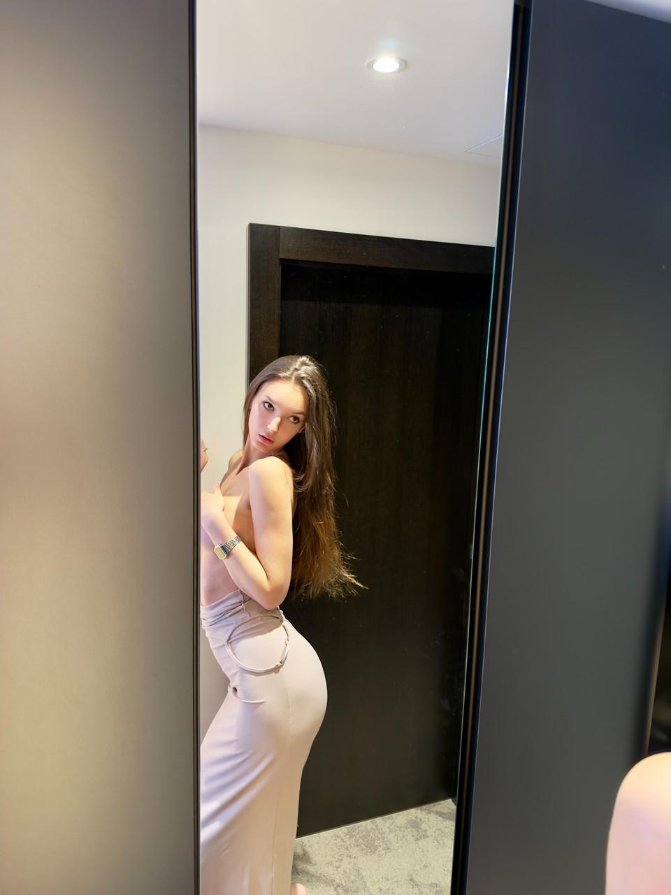 9P Skinny OnlyFans adolescente Koketo4ka posando com seu vestido justo no escritório